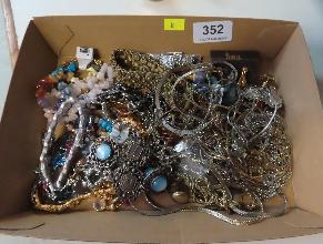 Lot 352